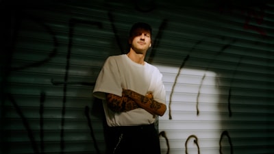 2026年AI技术如何重塑汽车业？奔驰新能源汽车智驾算法原理深度解析